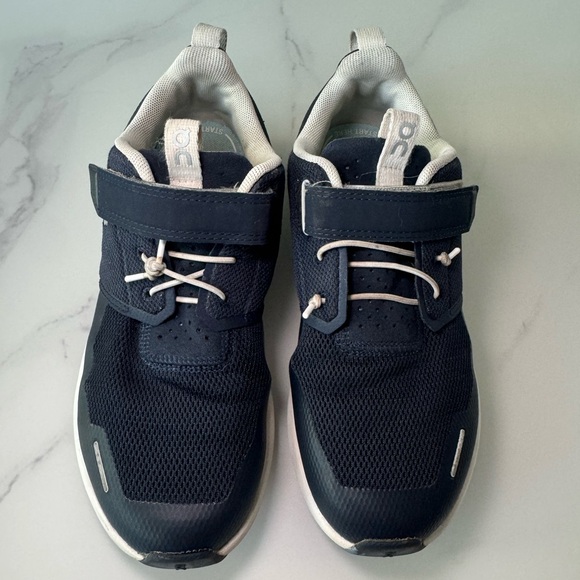 On Cloud Navy Velcro Size 2Y - Picture 3 of 7